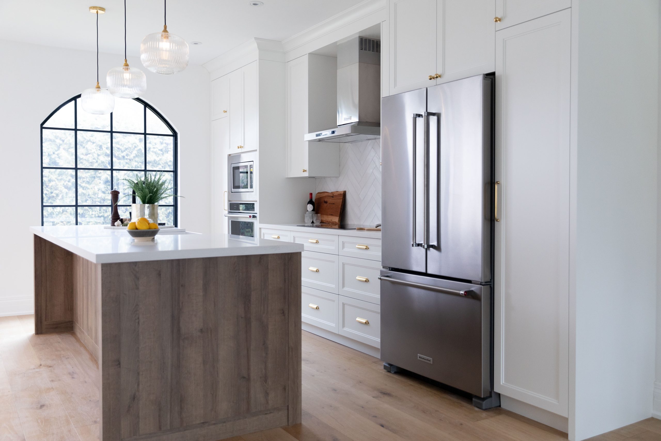 Hello #take2oneunice! This full gut-renovation in North York was designed with real family life in mind. With small children in the mix, our goal was to create a space that felt open, functional, and calm— without sacrificing style. We provided detailed floor plan drawings to reimagine the home’s flow, and partnered with a trusted contractor to bring the vision to life. Clean lines, warm woods, and soft, durable finishes came together to create a contemporary space that’s as beautiful as it is family-friendly. Thoughtfully placed arches were introduced throughout to soften transitions between rooms and add a subtle, sculptural design element that ties the whole home together